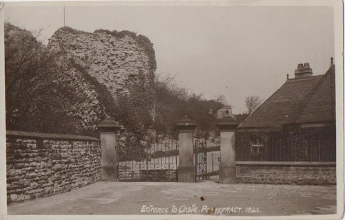 Entrance castle pontefract - entrance,